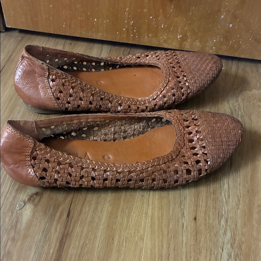 Elegant Tan Woven Loafers